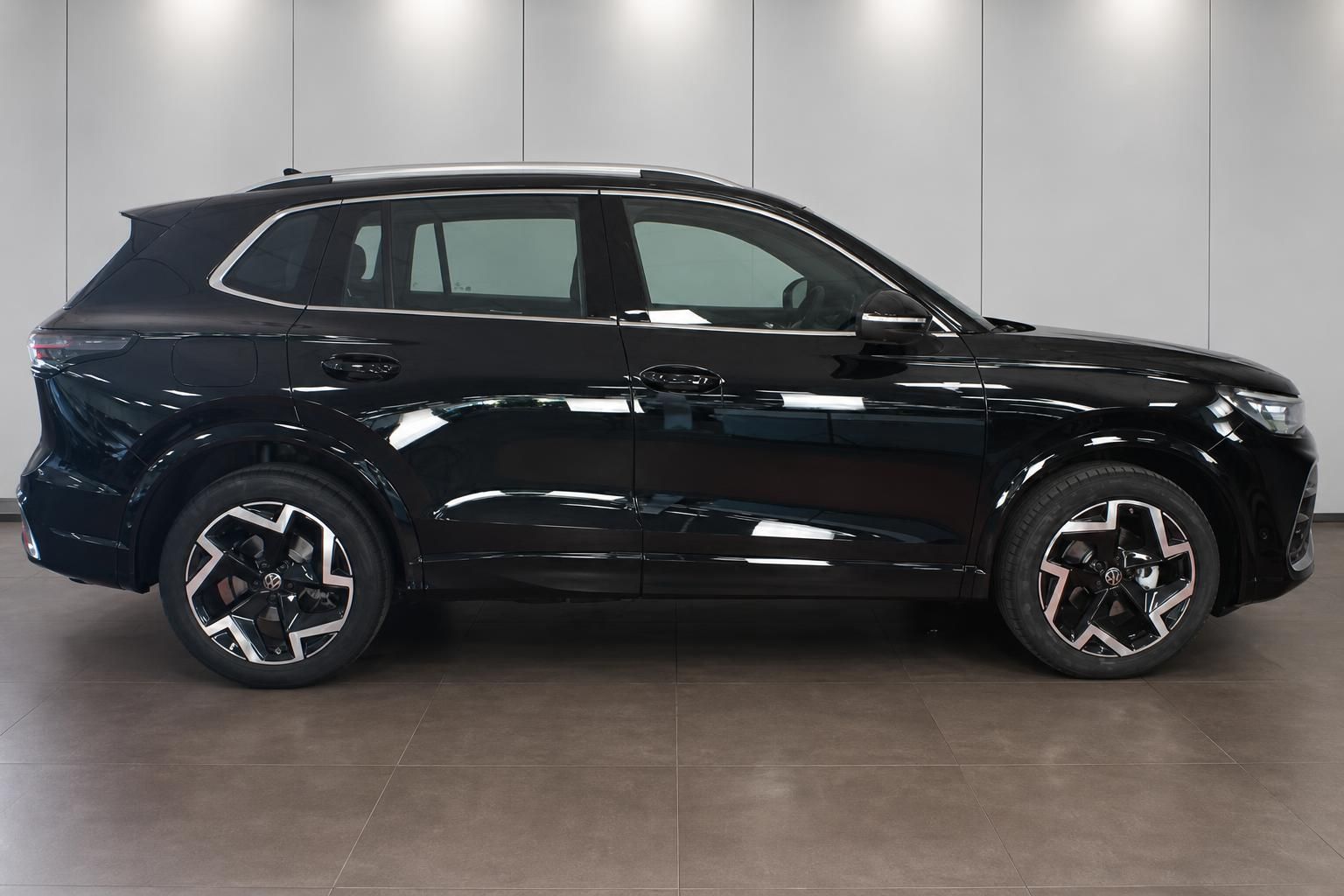 VW SUV in Schwarz, Seitenansicht im Showroom