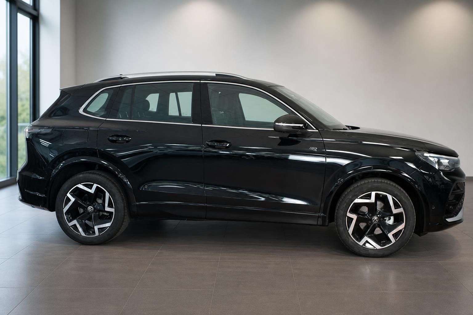 Schwarzer VW SUV R-Line, Seitenansicht im Autohaus