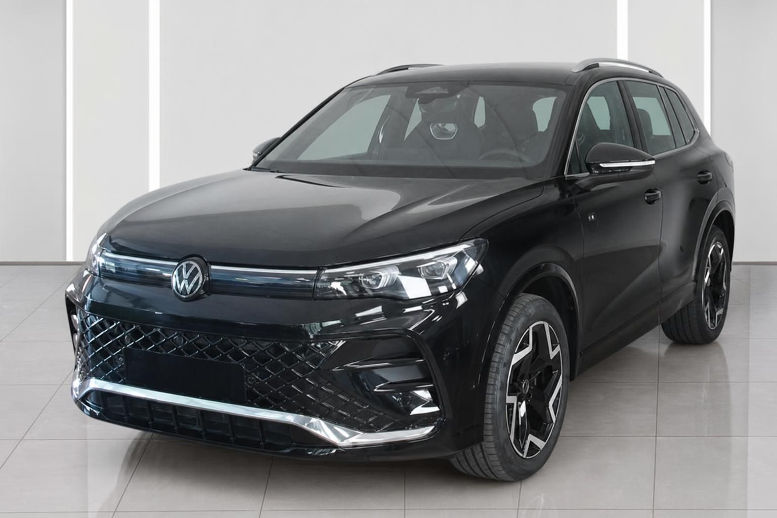 VW Tiguan schwarz Frontansicht mit LED-Scheinwerfern im Showroom