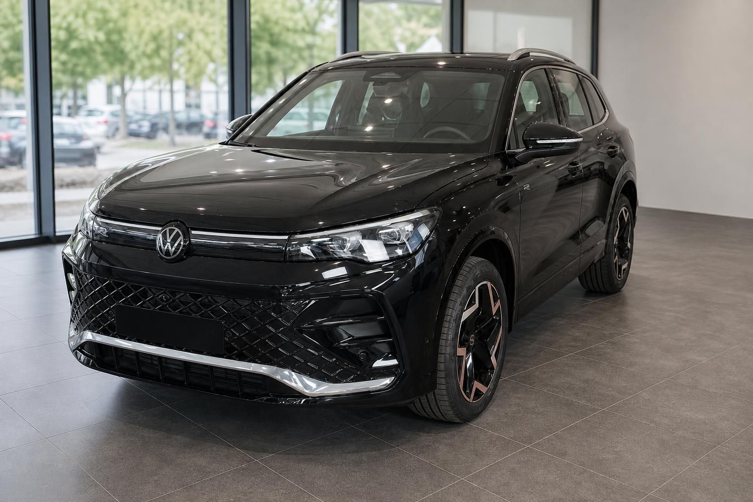 VW Tiguan R-Line schwarz Frontansicht im Showroom bei Tageslicht