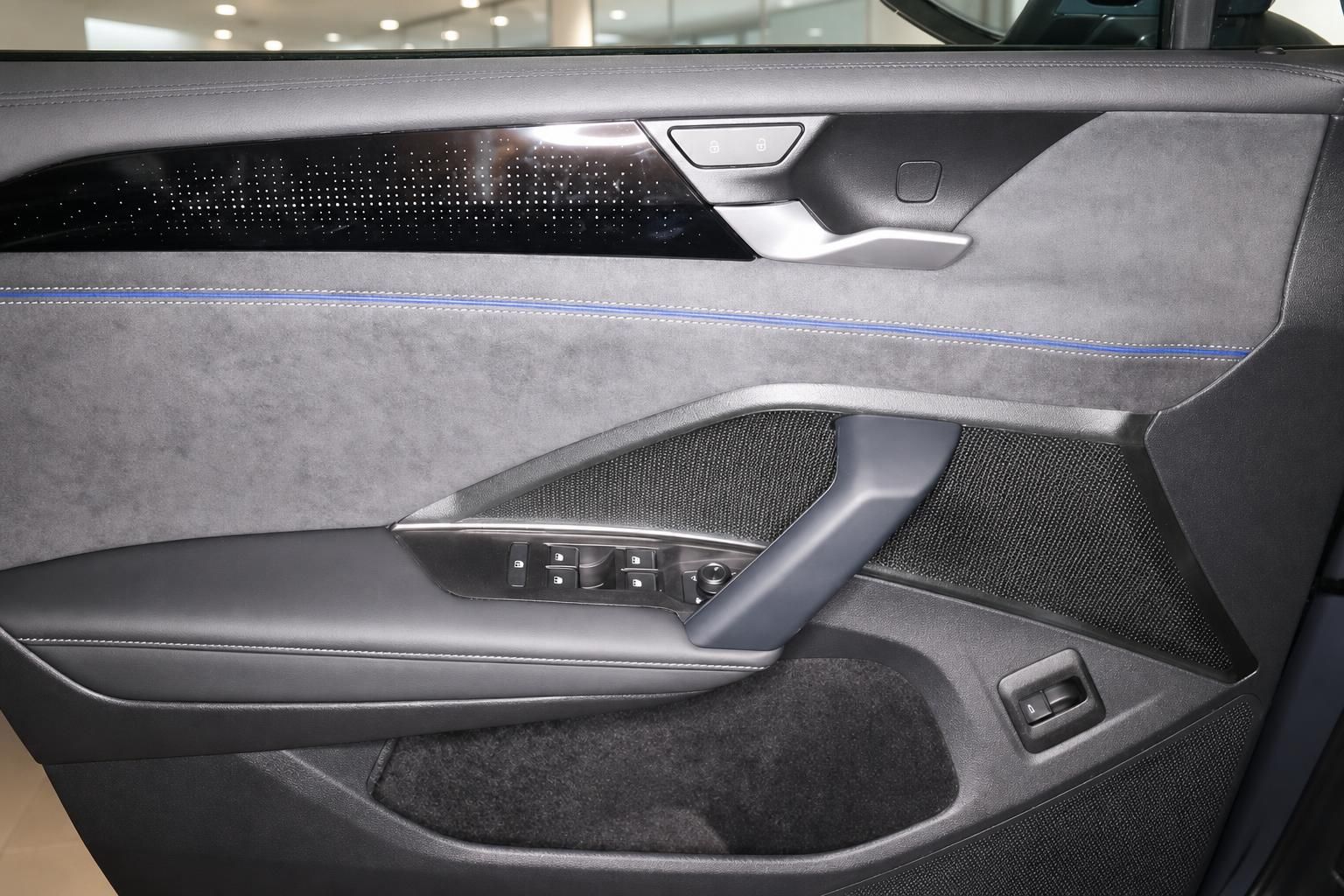 VW Tiguan Innenraum Türverkleidung mit Alcantara und Ambientebeleuchtung