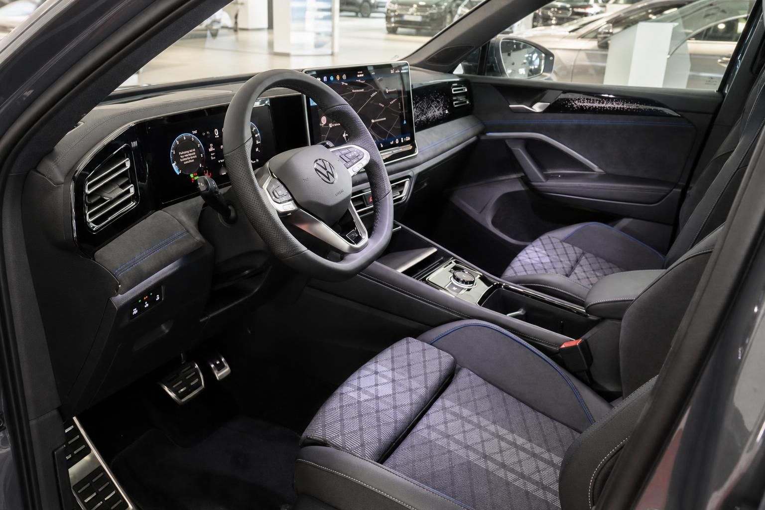 VW Tiguan Cockpit mit Lederlenkrad und digitalem Cockpit im Detail