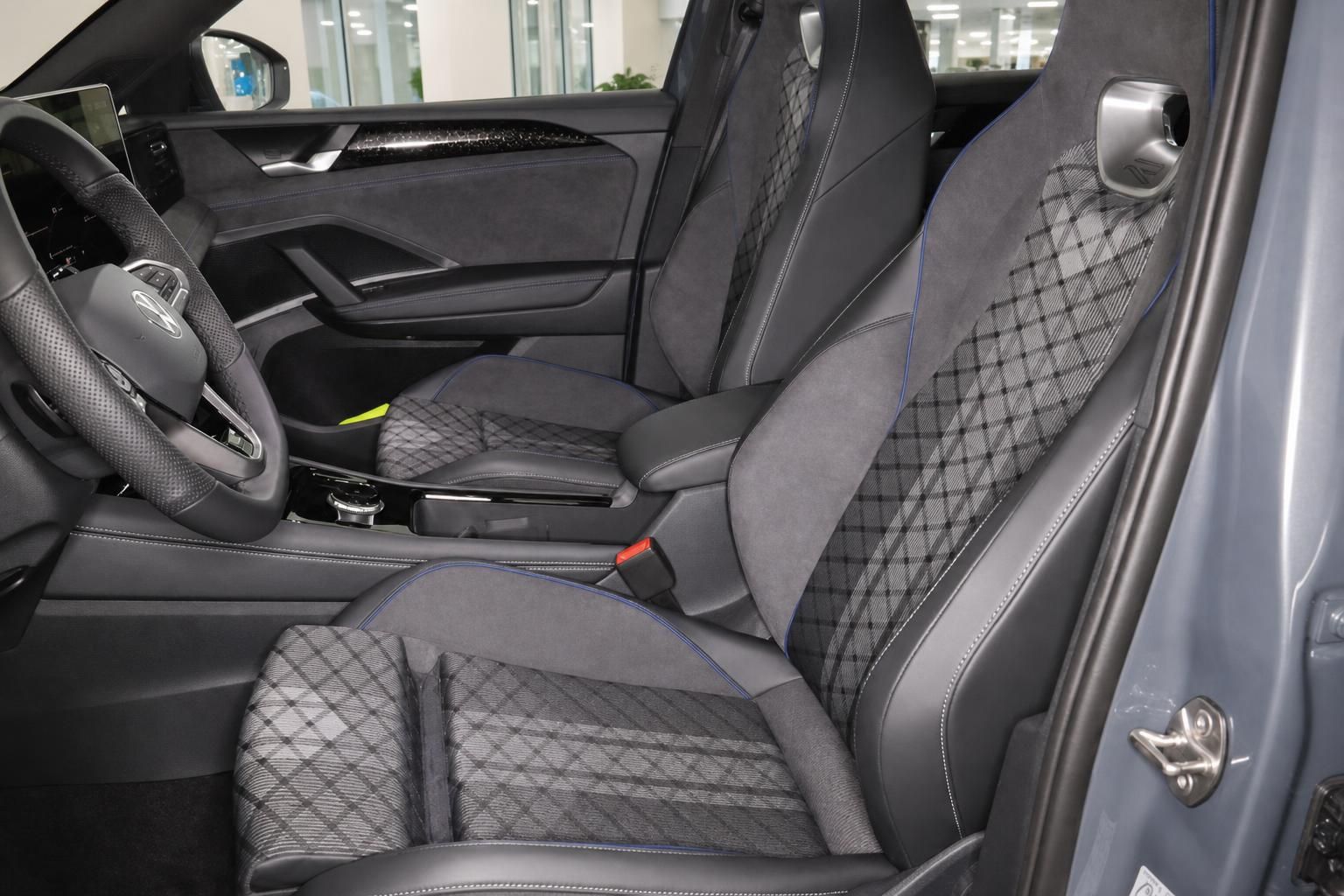 Innenraum VW mit sportlichen Sitzen in Leder und Karo-Stoff
