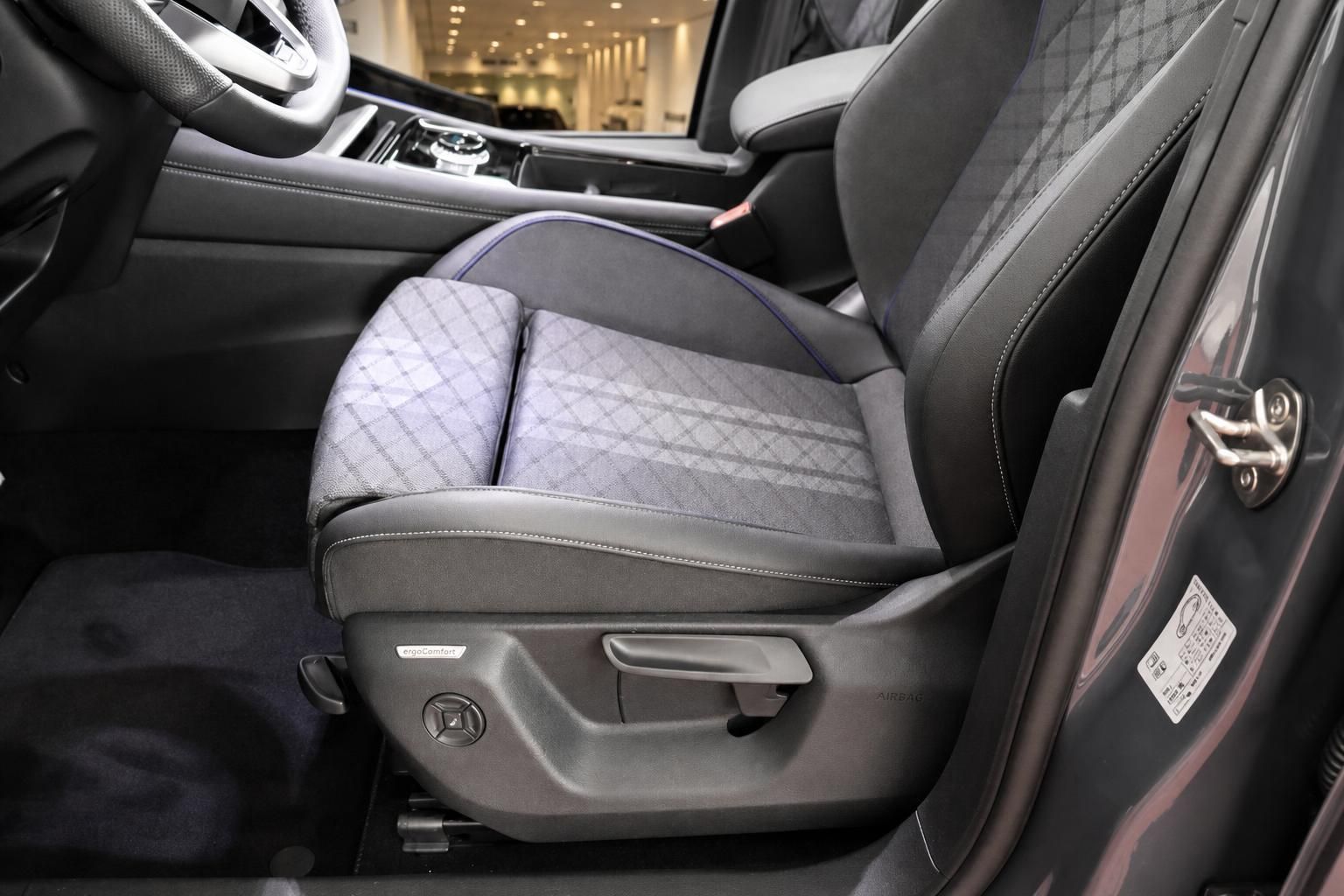 Vordersitz mit ergoComfort Funktion und Karo-Stoffbezug im VW