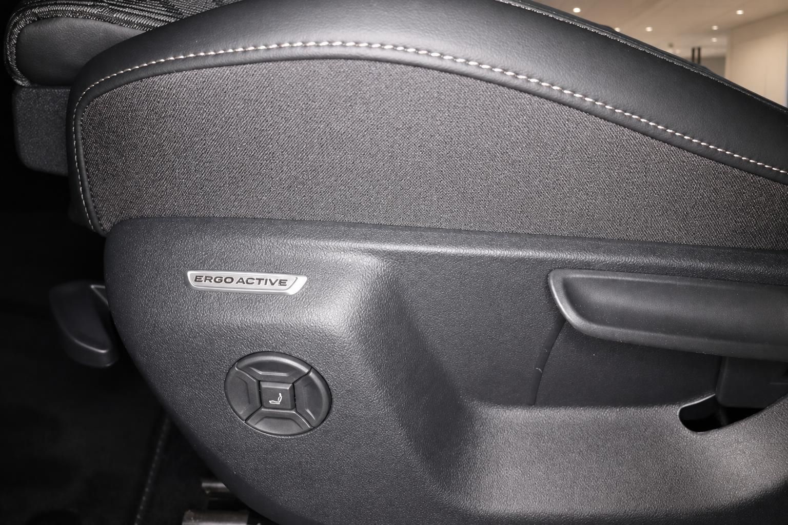 Detailansicht Sitzverstellung mit ErgoActive Funktion im Fahrzeug