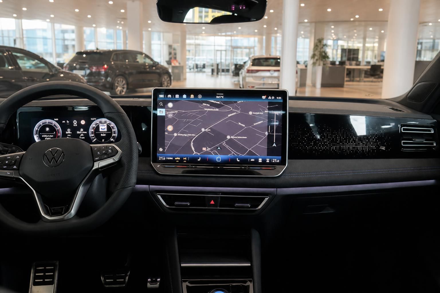 VW Cockpit mit Navigationssystem und digitalem Tacho im Detail