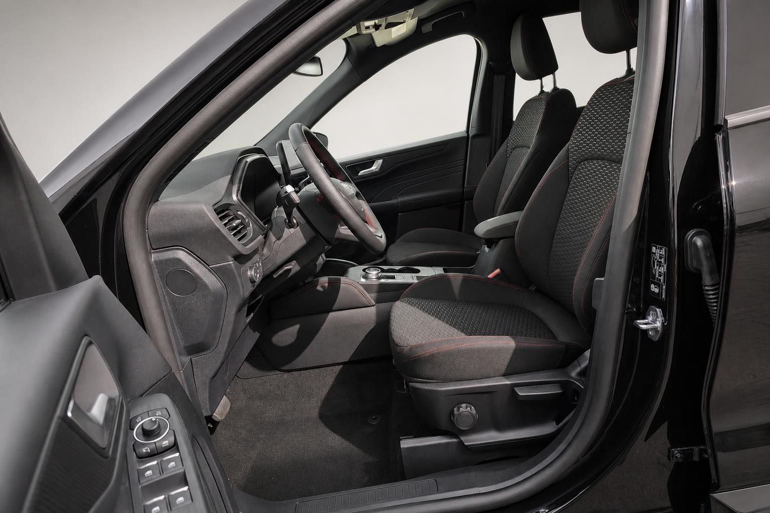Ford Kuga Fahrersitz und Cockpit Detailansicht