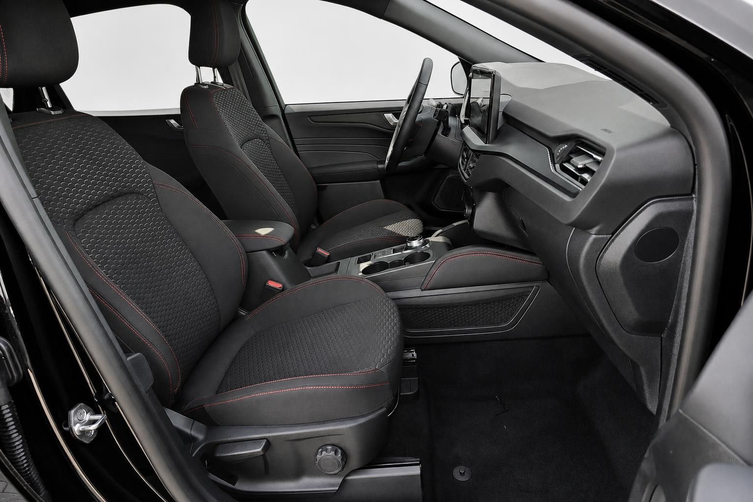 Ford Kuga Innenraum Vordersitze mit roten Ziernähten