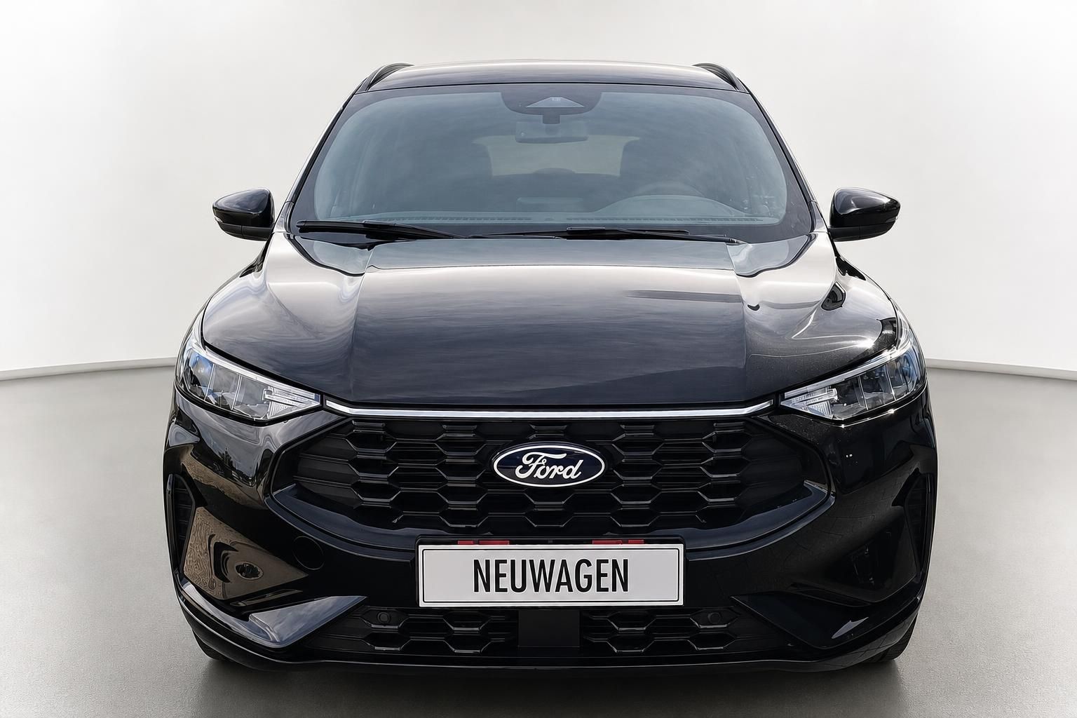Ford Kuga schwarz Frontansicht mit Kuehlergrill Studio