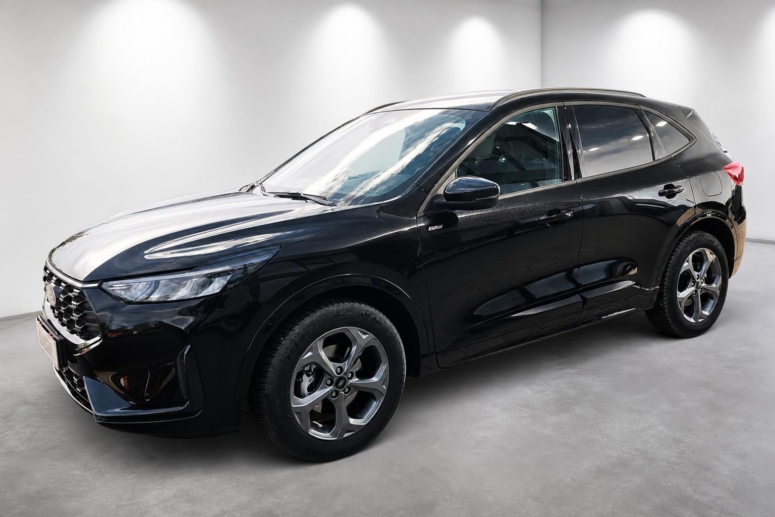 Ford Kuga schwarz Seitenansicht vorne im Studio