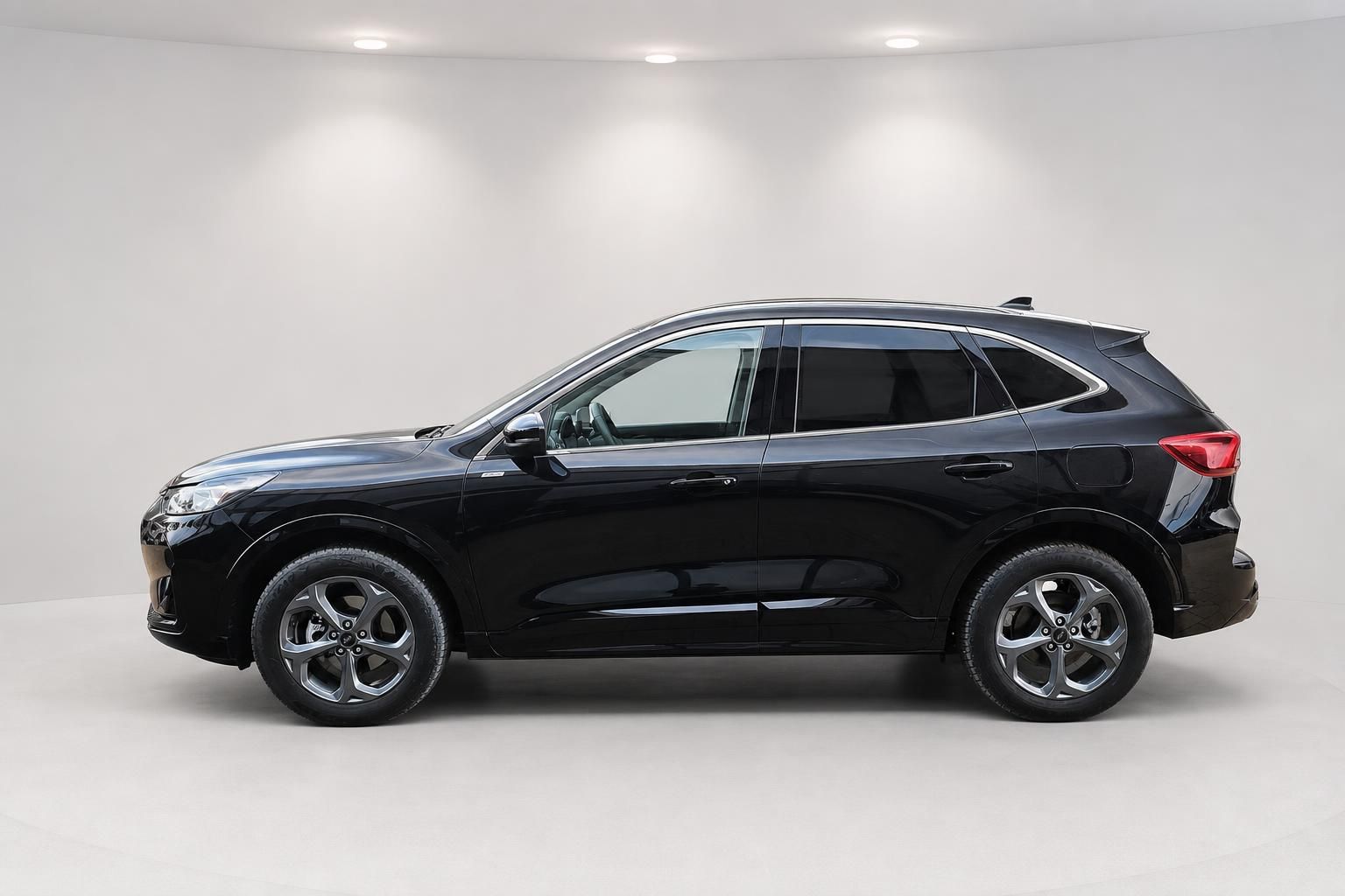 Ford Kuga schwarz Seitenansicht komplett im Studio