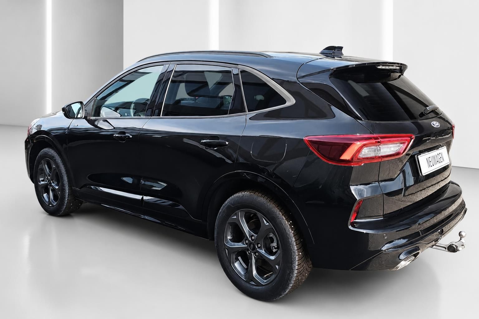 Ford Kuga schwarz Heckansicht seitlich mit Anhaengerkupplung
