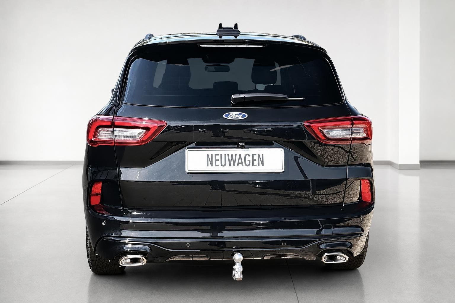 Ford Kuga schwarz Heckansicht Neuwagen mit Anhaengerkupplung im Studio