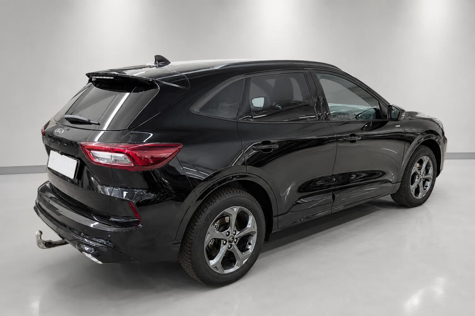 Ford Kuga schwarz Heck-Seitenansicht SUV mit Anhaengerkupplung