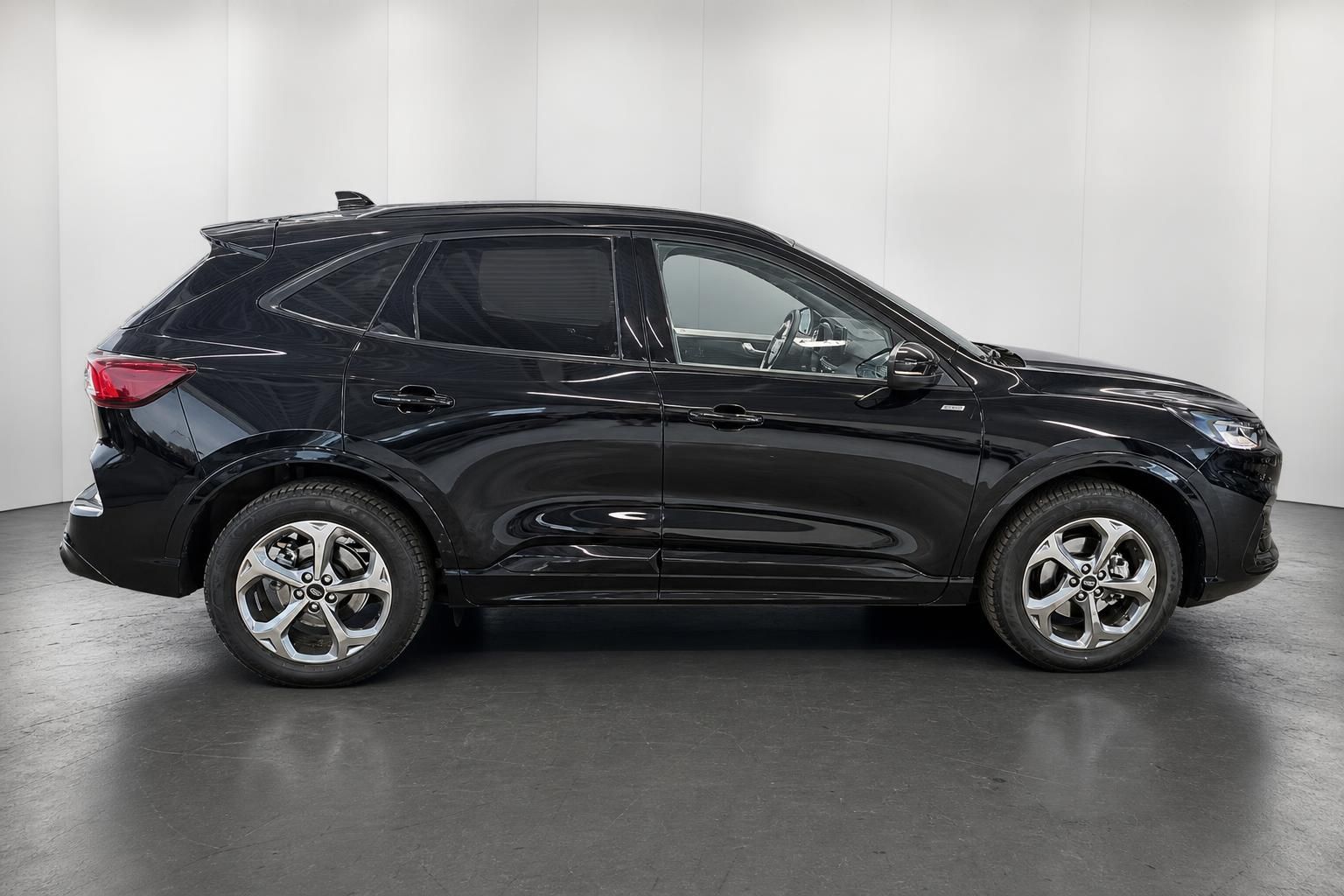 Ford Kuga schwarz Seitenansicht Neuwagen SUV im Studio