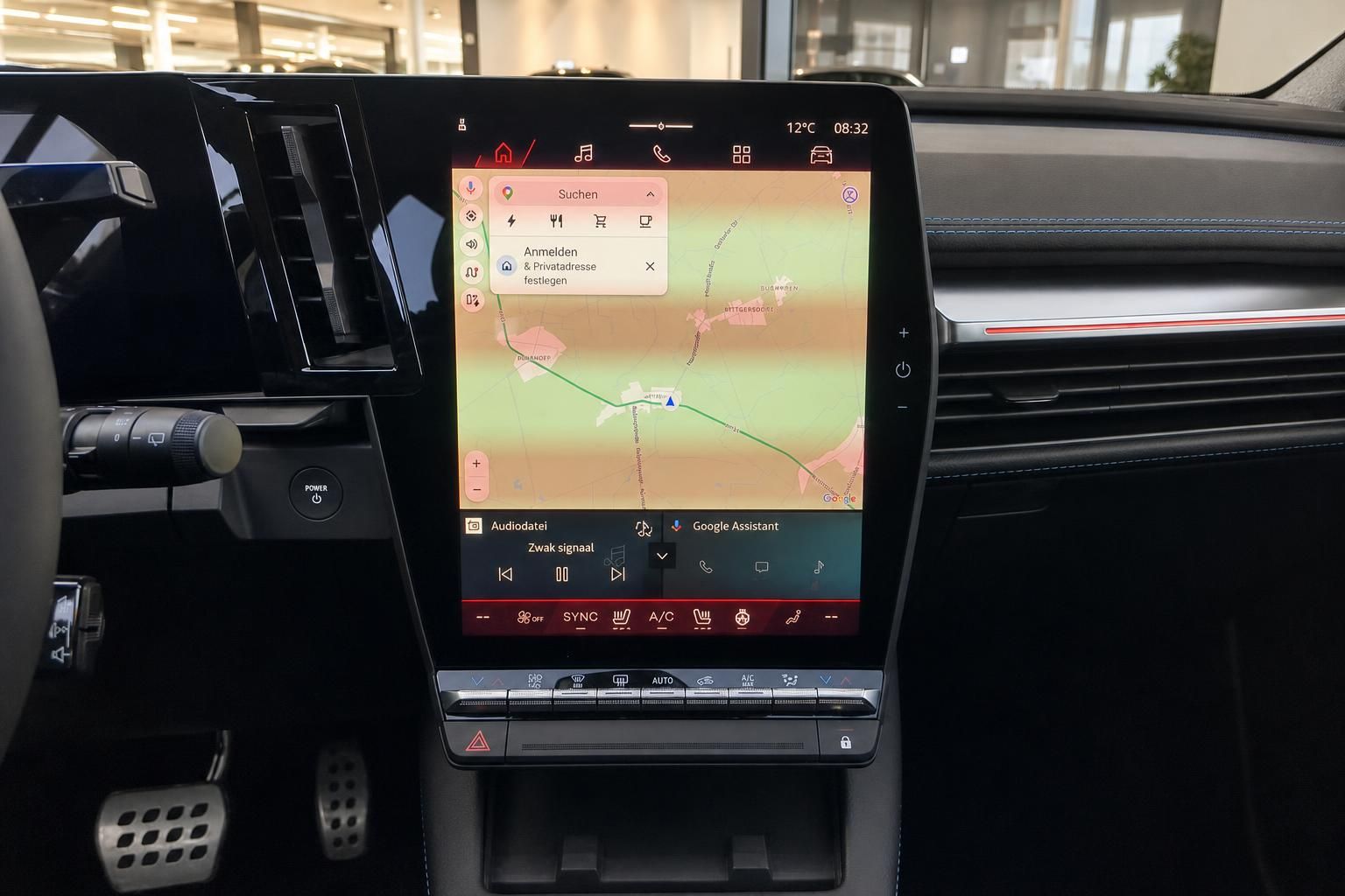 Zentrales Touchscreen-Display mit Navigationskarte im Fahrzeug