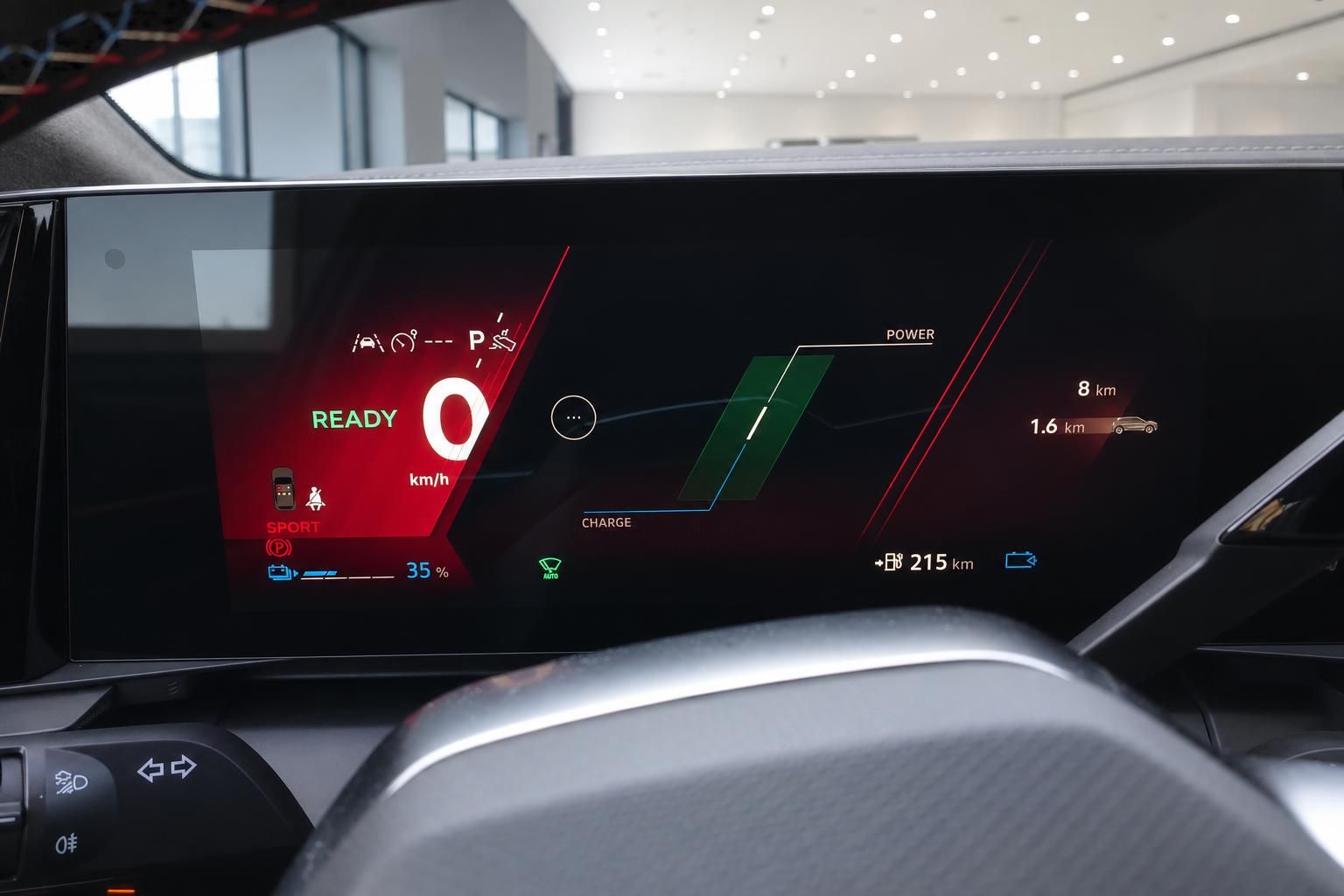 Digitales Kombiinstrument mit Ladestand und Reichweitenanzeige im Elektrofahrzeug