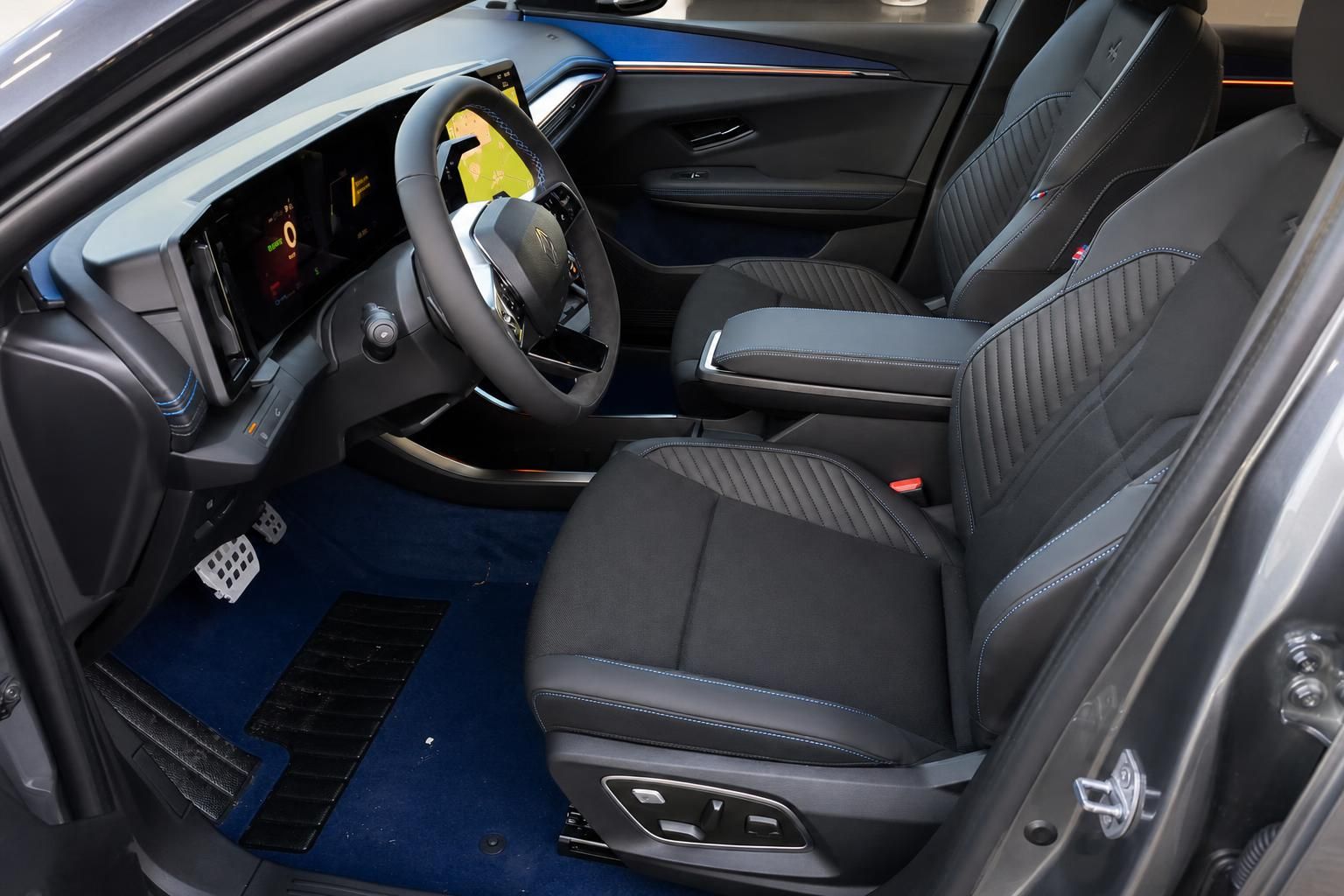 Renault Scenic Innenraum mit schwarzen Sportsitzen und blauen Nähten