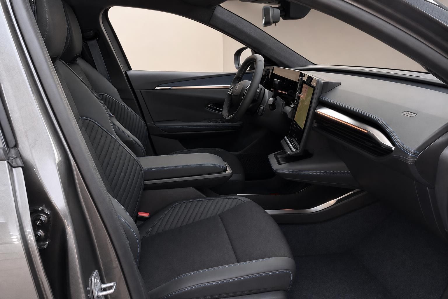 Innenraum mit schwarzen Sportsitzen und modernem Cockpit-Display
