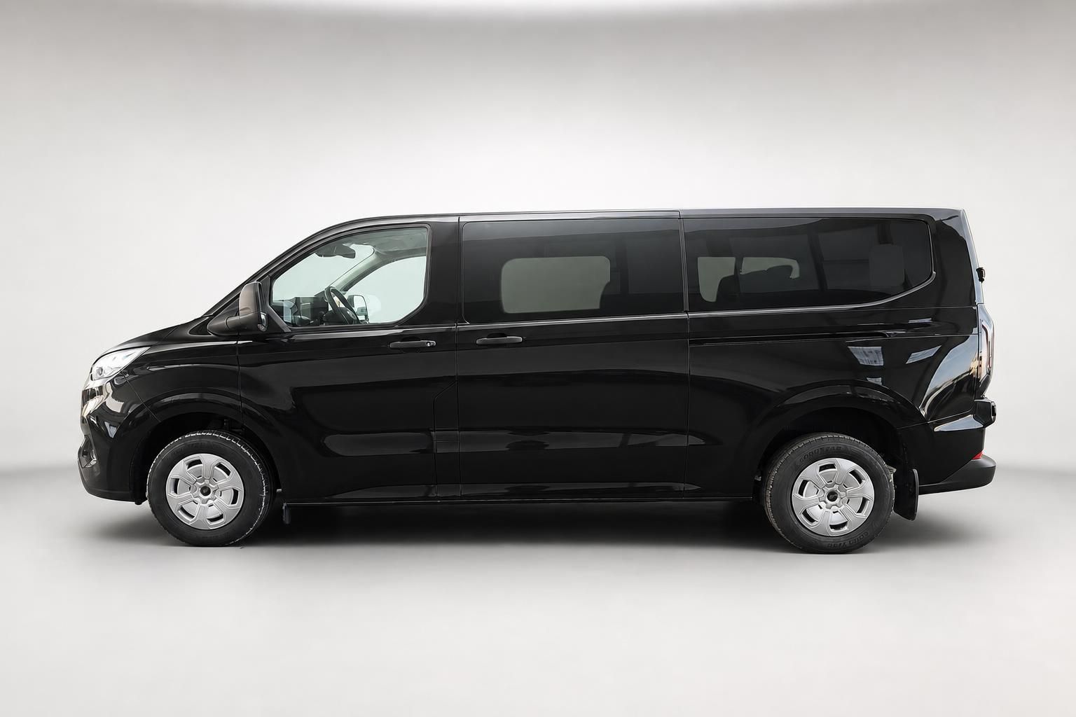 Ford Transit Custom schwarz, Seitenansicht im Fotostudio