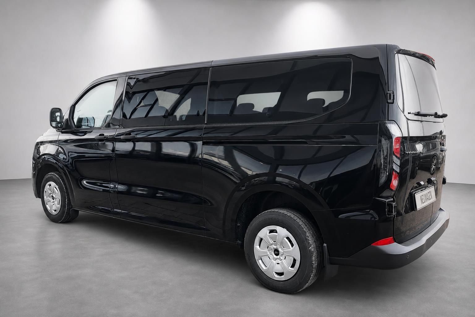 Ford Transit Custom schwarz Heckansicht seitlich Neuwagen