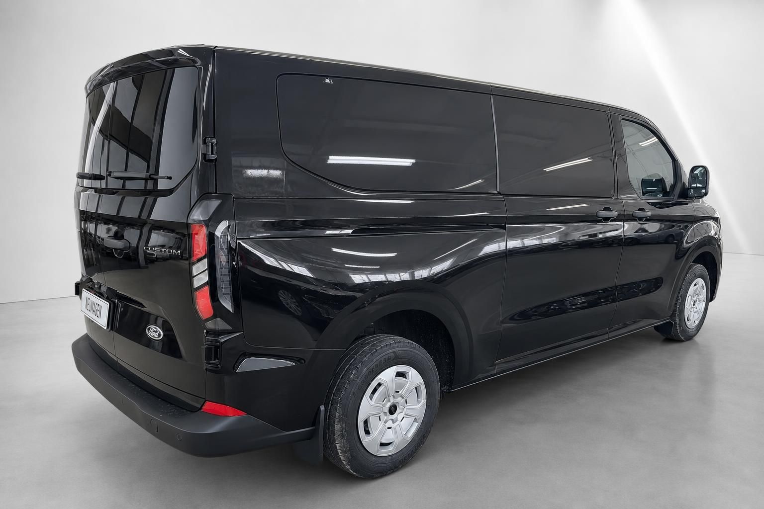 Ford Transit Custom schwarz, Heckansicht seitlich im Studio