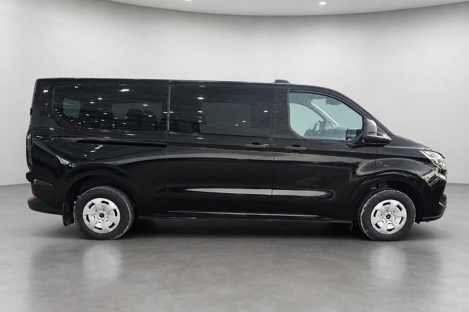 Ford Transit Custom schwarz, Seitenansicht im Showroom