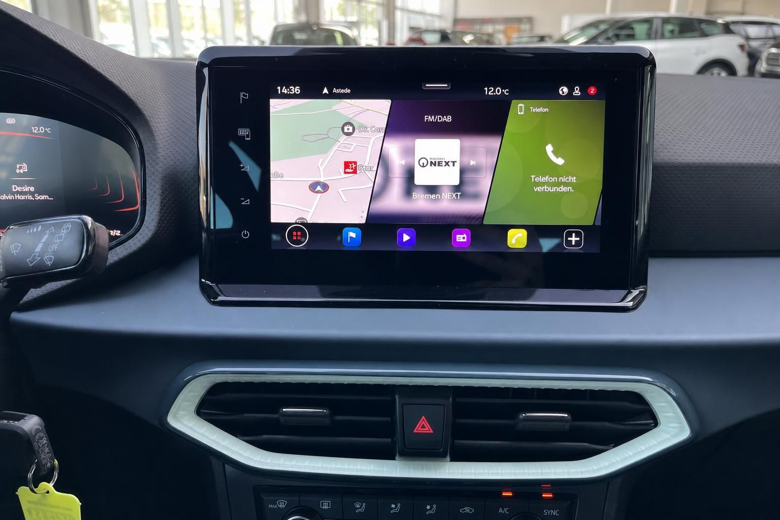 SEAT Arona Infotainment-Touchscreen mit Navigation und Radio im Cockpit