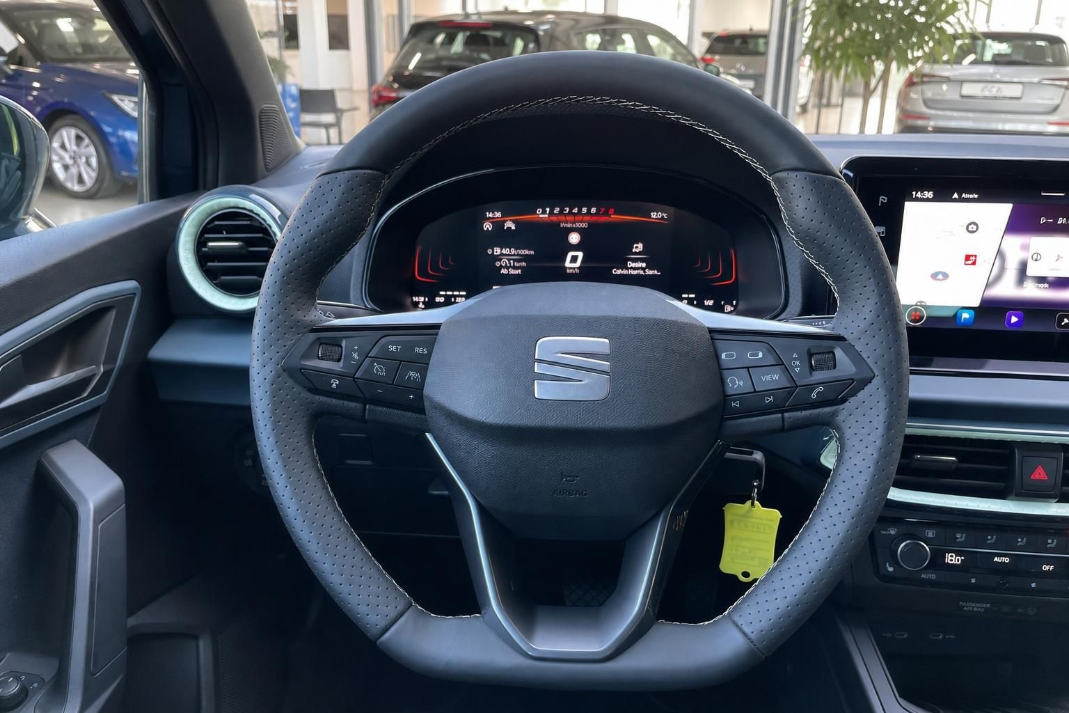 SEAT Lenkrad mit digitalem Cockpit und Infotainment-Display im Innenraum