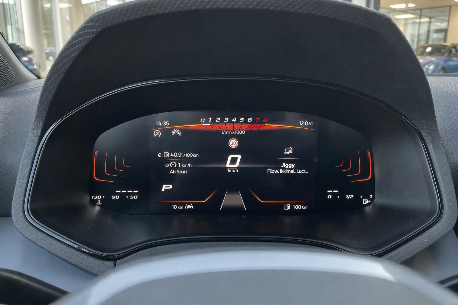 Digitales Kombiinstrument mit Tacho und Bordcomputer im Cockpit