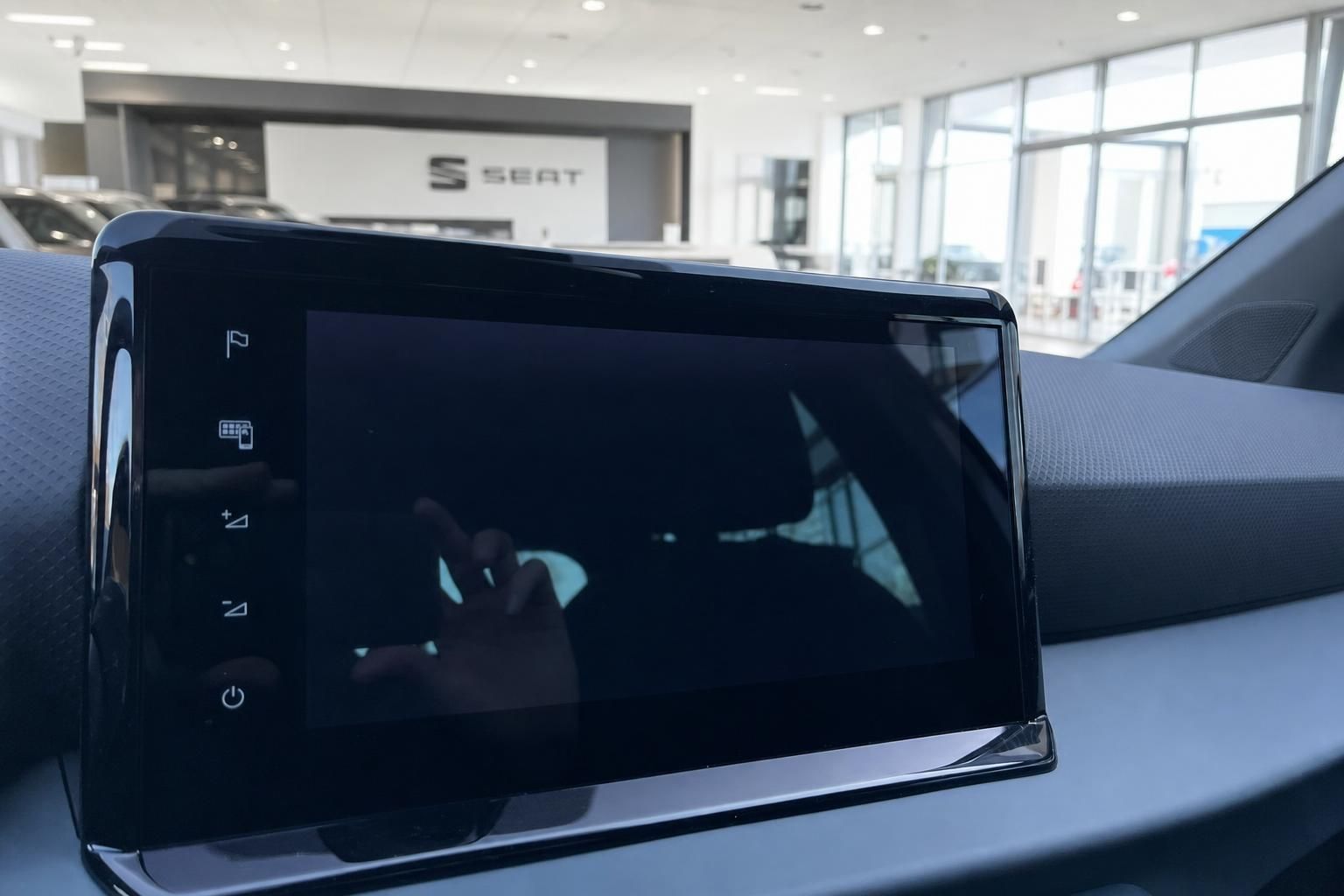 Infotainment-Bildschirm im Fahrzeug mit Rückfahrkamera-Ansicht