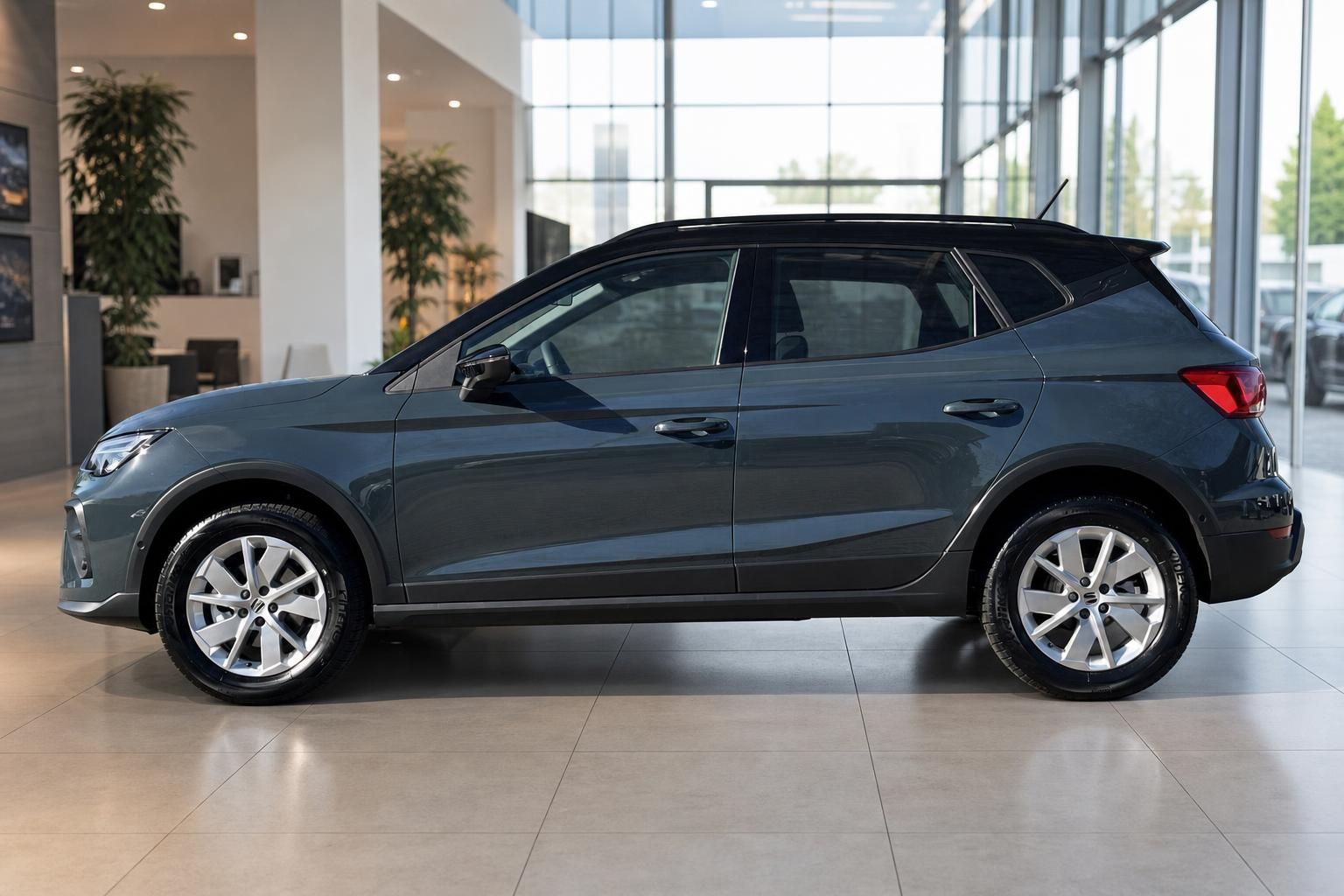 SEAT Arona Seitenansicht in Grau, Fahrzeug im Showroom