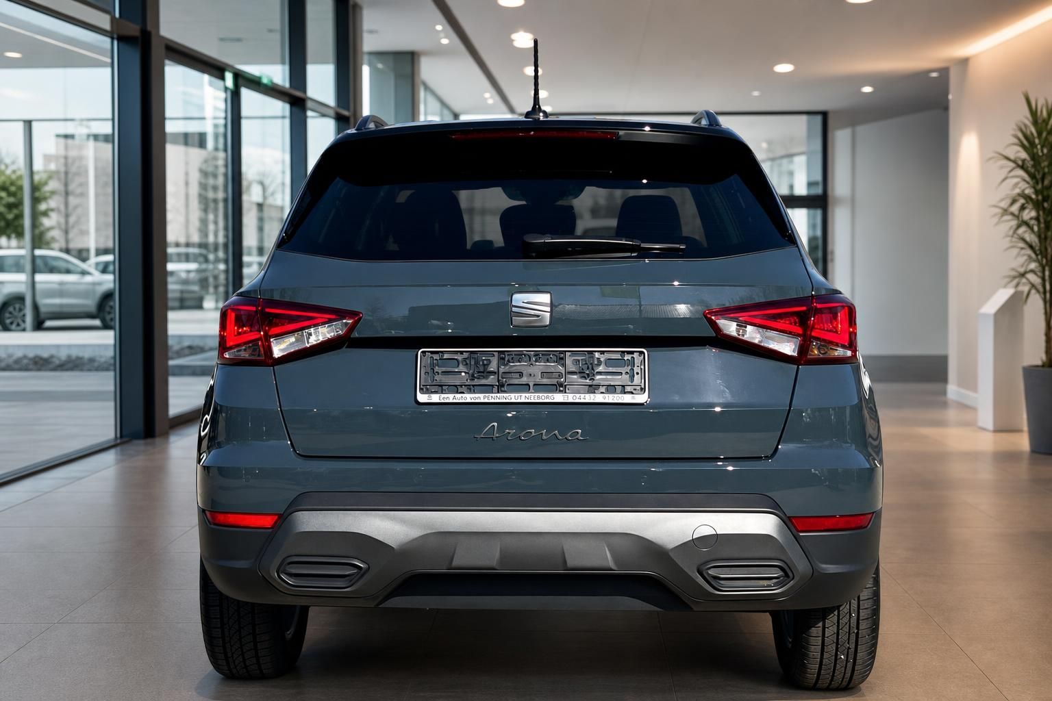 SEAT Arona Heckansicht mit Rückleuchten im Showroom