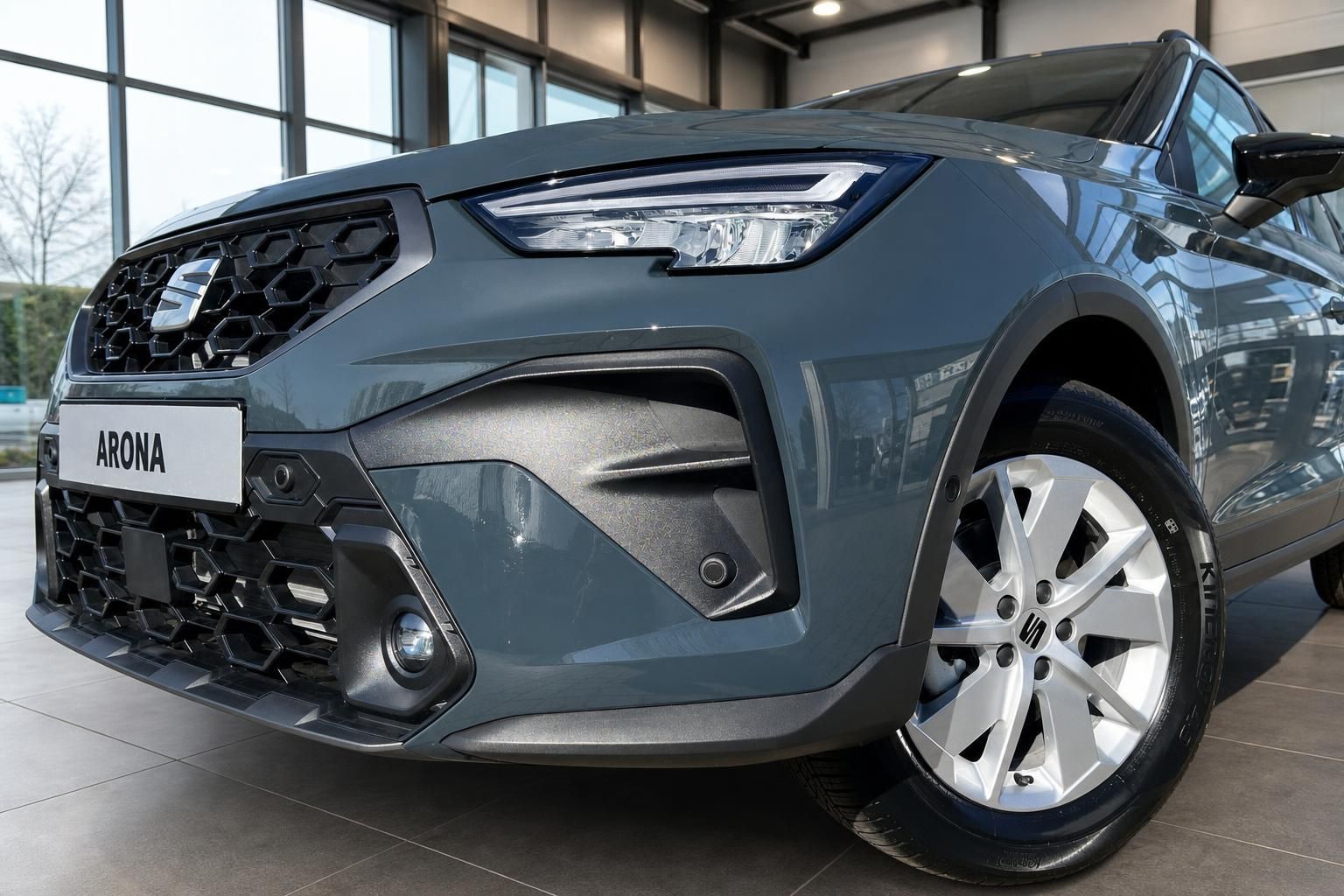 SEAT Arona Frontansicht mit Kühlergrill und LED-Scheinwerfer im Detail