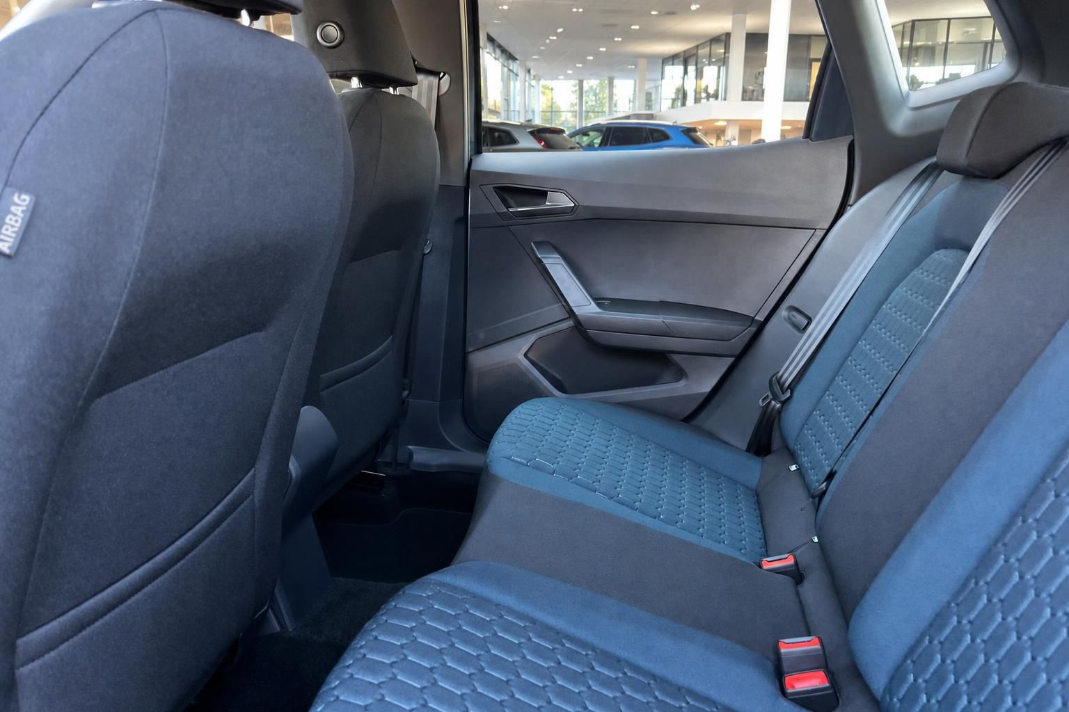 SEAT Arona Rücksitzbank mit blauer Stoffpolsterung und Sicherheitsgurten