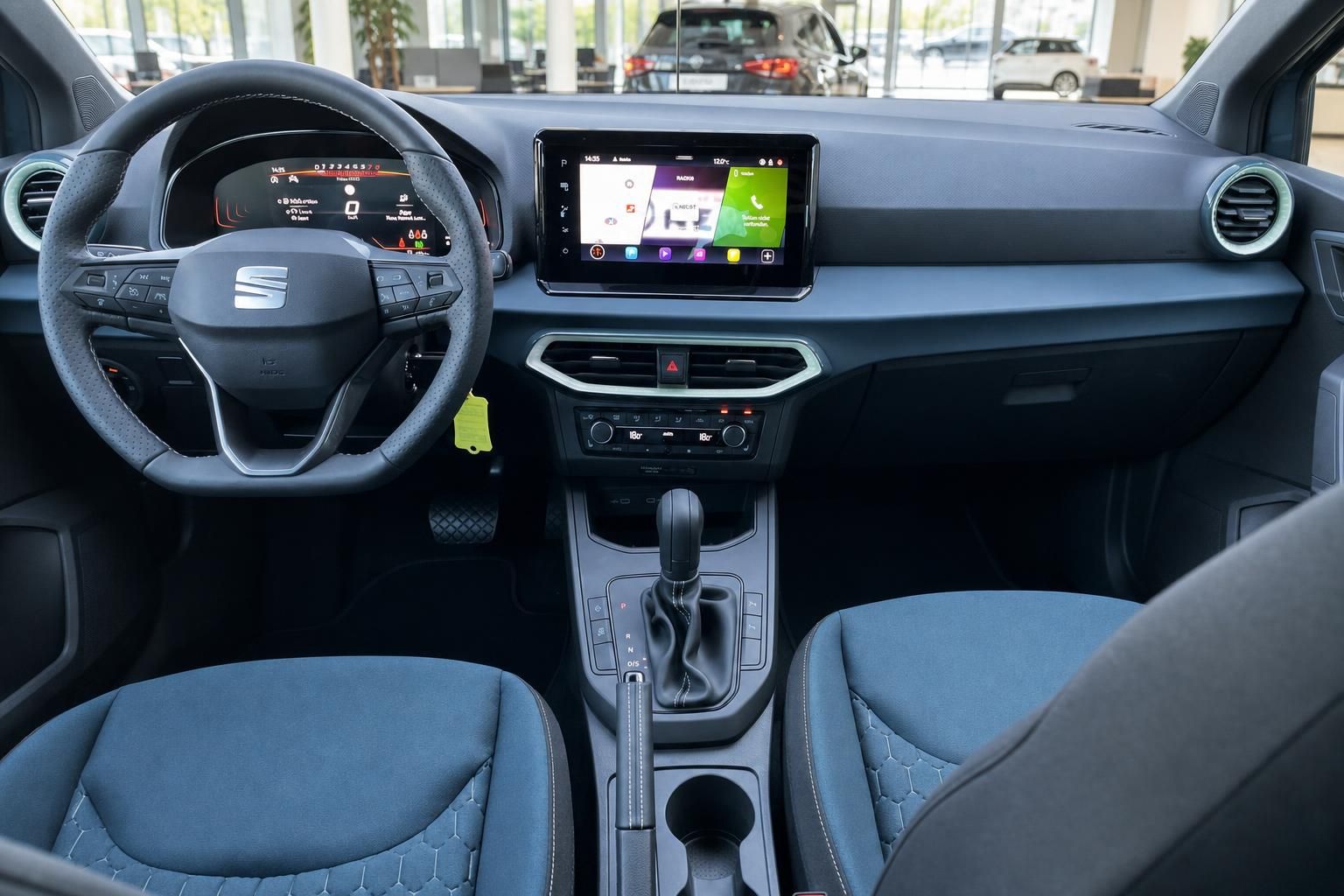 SEAT Arona Cockpit mit Lenkrad, Schaltknauf und Touchscreen Display