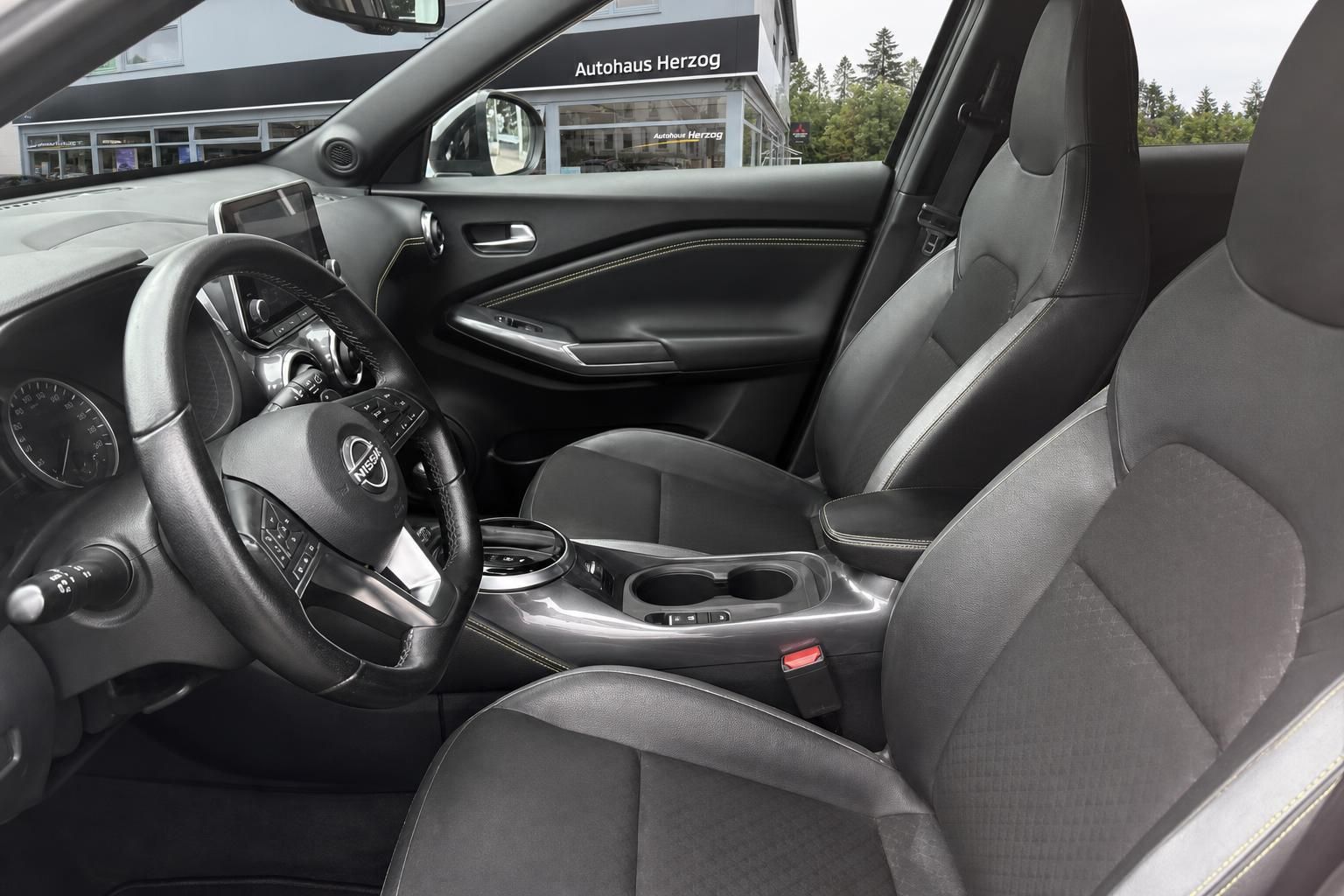 Nissan Juke Innenraum schwarz-grau mit Ledersitzen und modernem Cockpit
