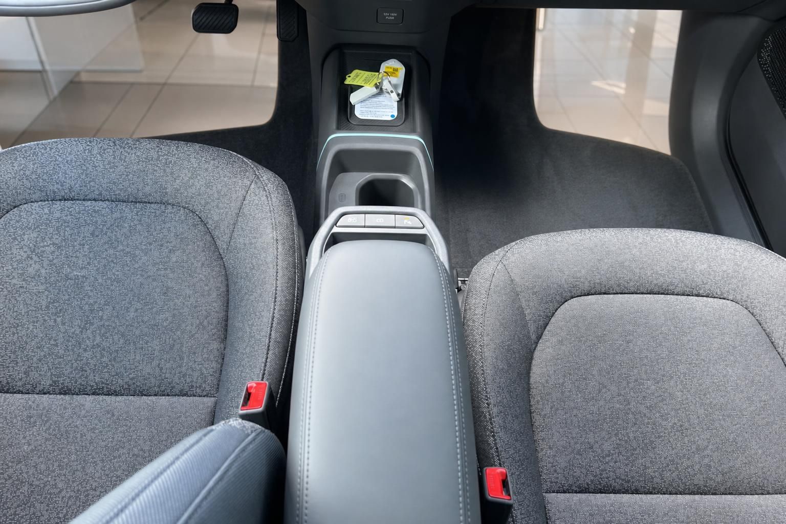 Fahrzeuginnenraum mit Mittelkonsole und Sitzen in Stoffausstattung