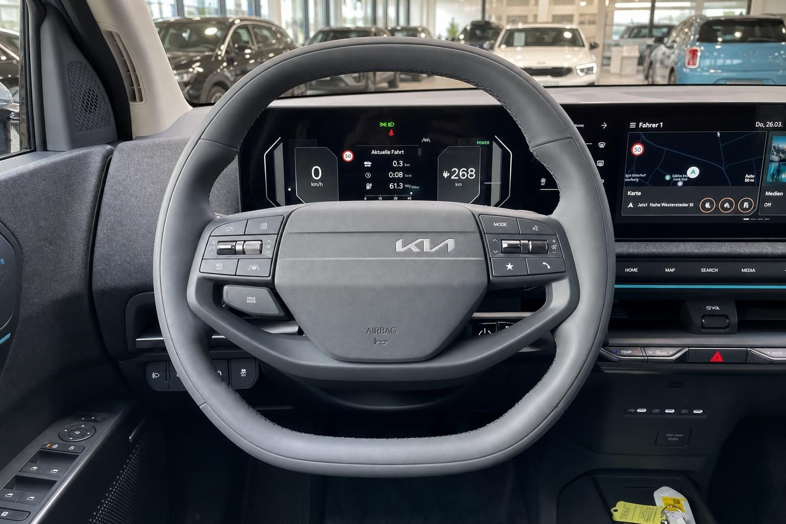Kia Lenkrad mit digitalem Kombiinstrument und Navigationssystem im Cockpit