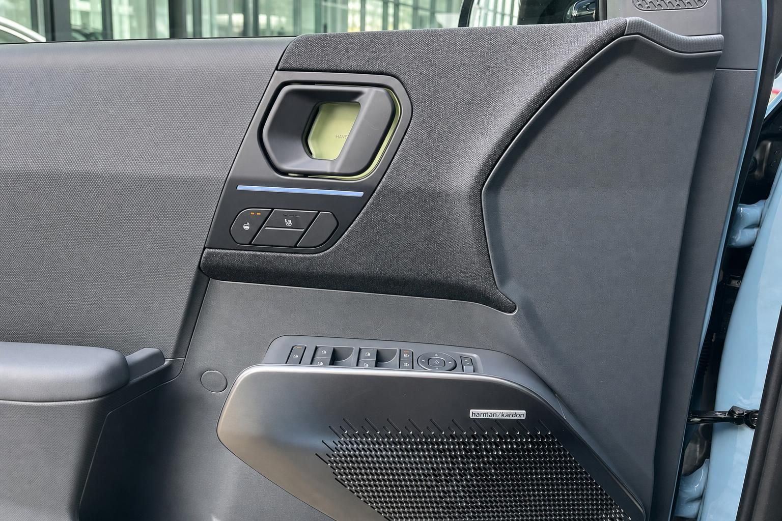 Türverkleidung mit Bedienelementen und Harman Kardon Lautsprecher im Innenraum