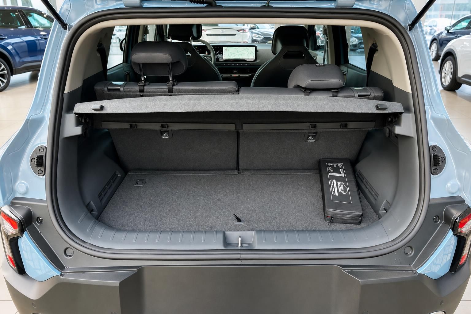 Kia EV3 Kofferraum mit umgeklappter Ablage und Ladekabeltasche