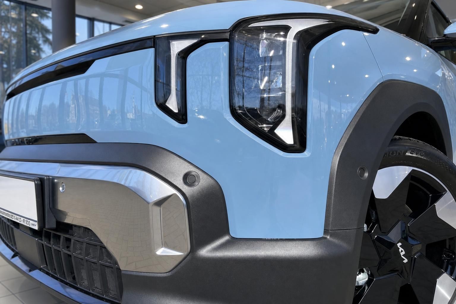 Kia Frontpartie mit LED-Scheinwerfer und Felge in Nahaufnahme