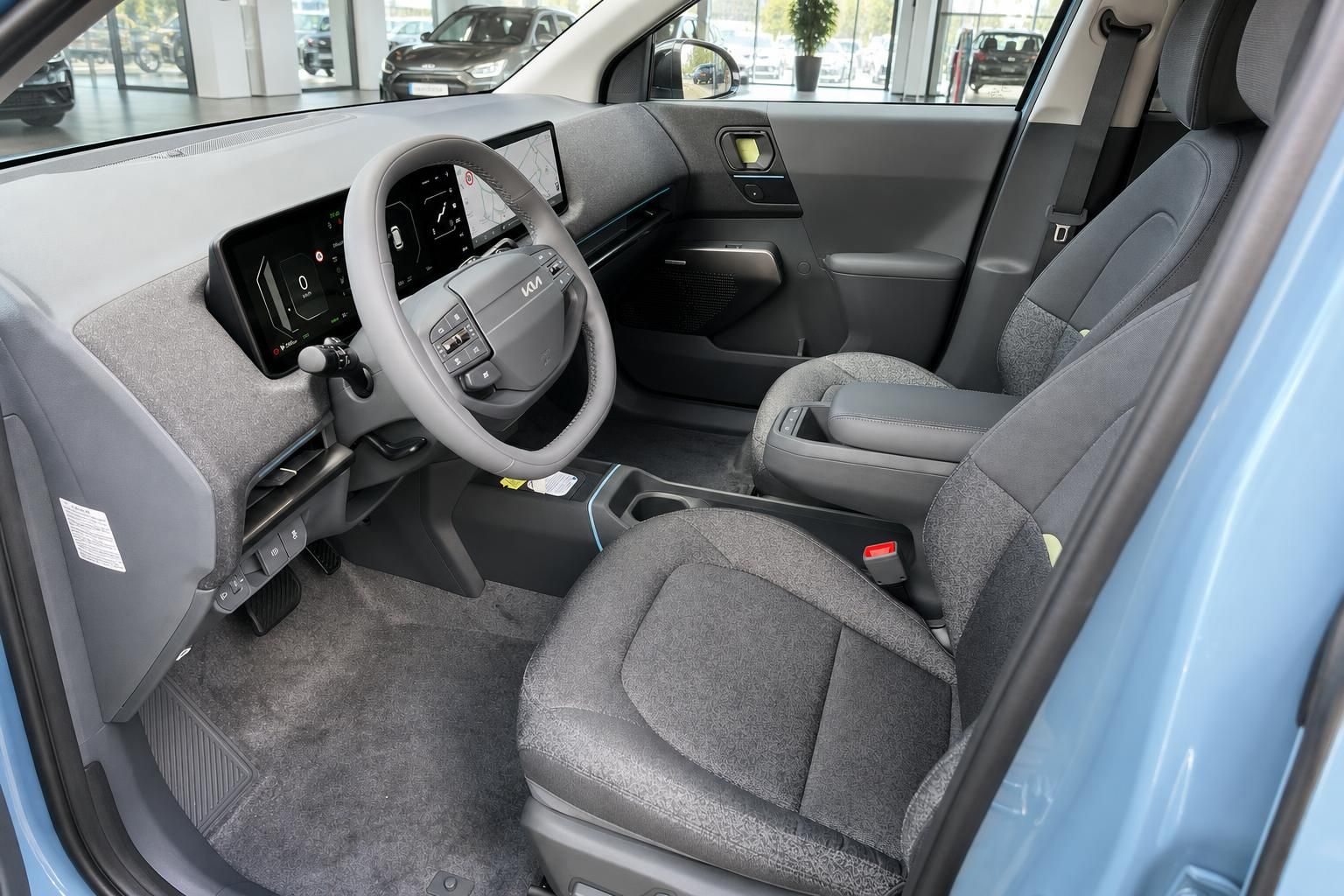 Kia Innenraum mit Cockpit, Lenkrad und Sitzen im Detail