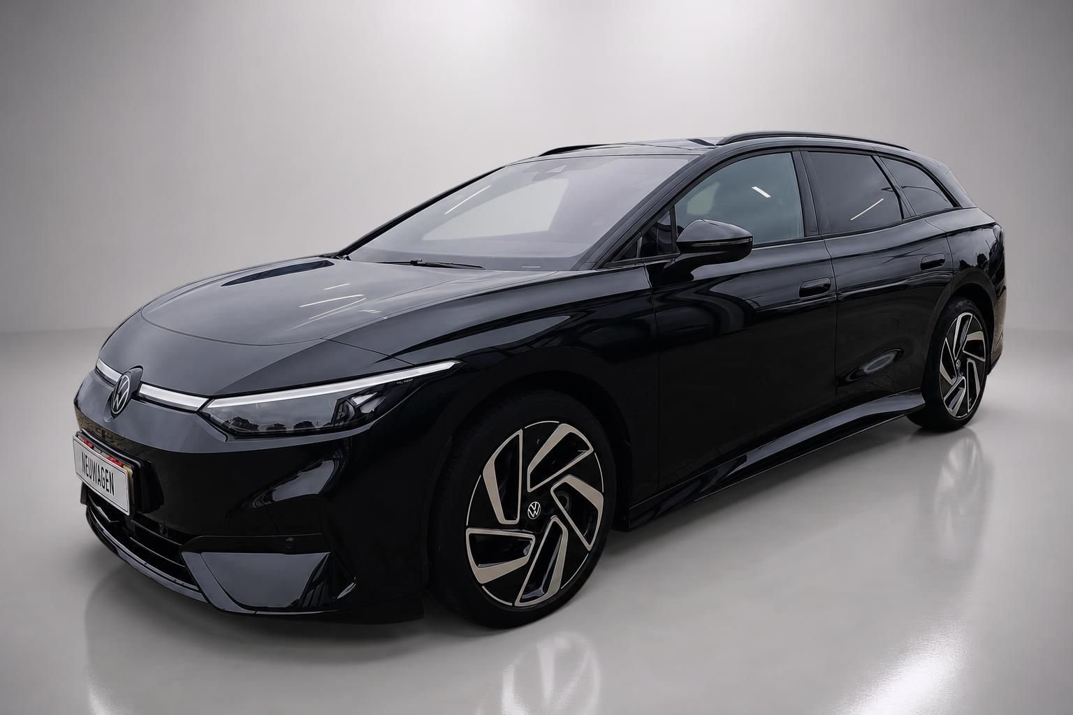 VW ID.7 Tourer schwarz, Frontansicht seitlich im Studio