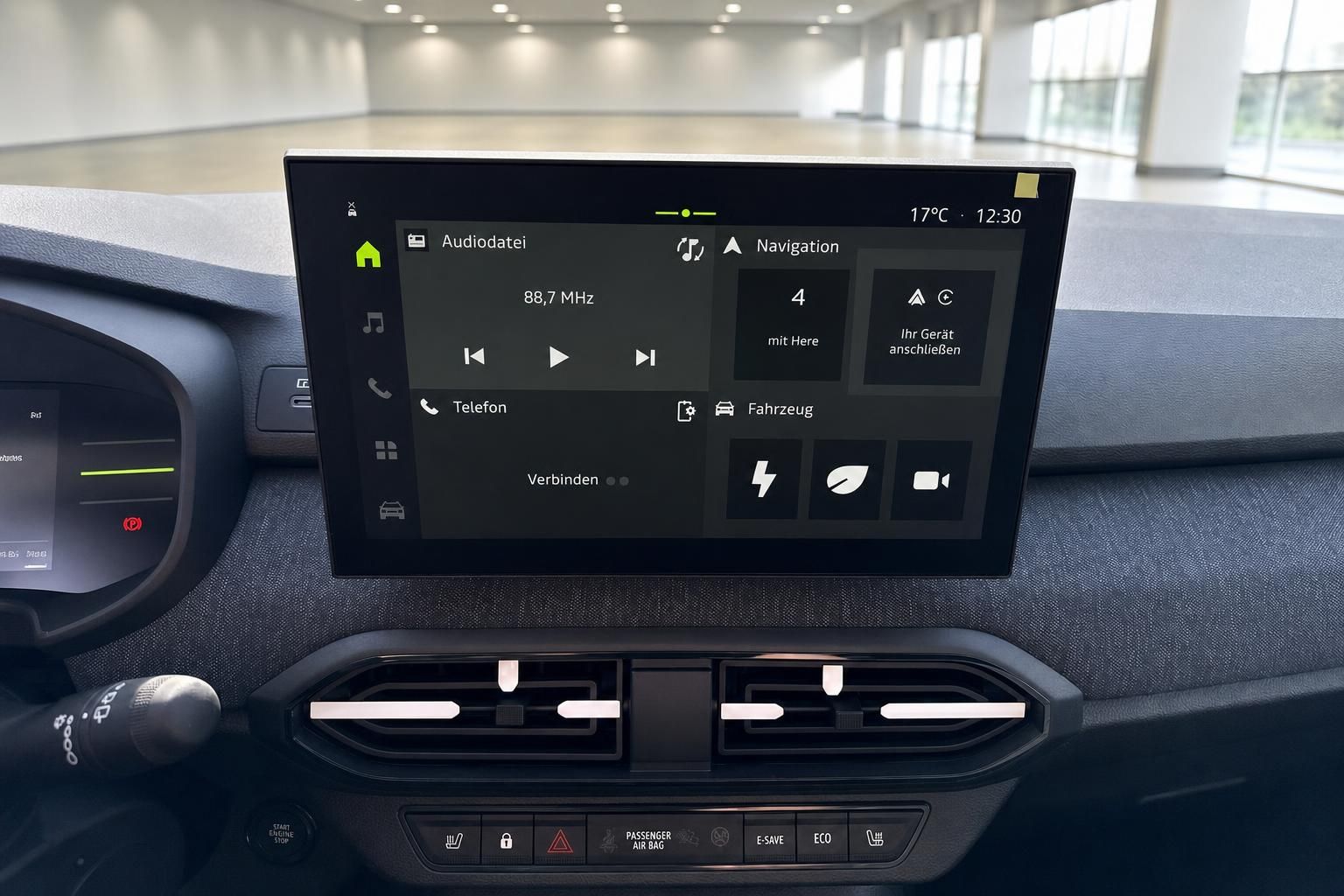 Touchscreen-Infotainmentsystem mit Navigations- und Audiofunktionen im Fahrzeug