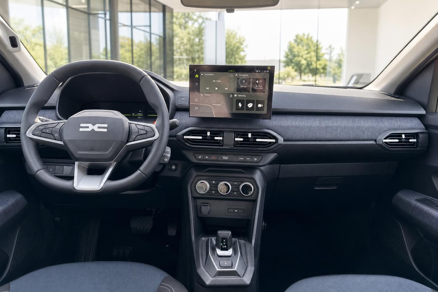 Armaturenbrett mit Touchscreen-Display und Lenkrad eines modernen Fahrzeugs