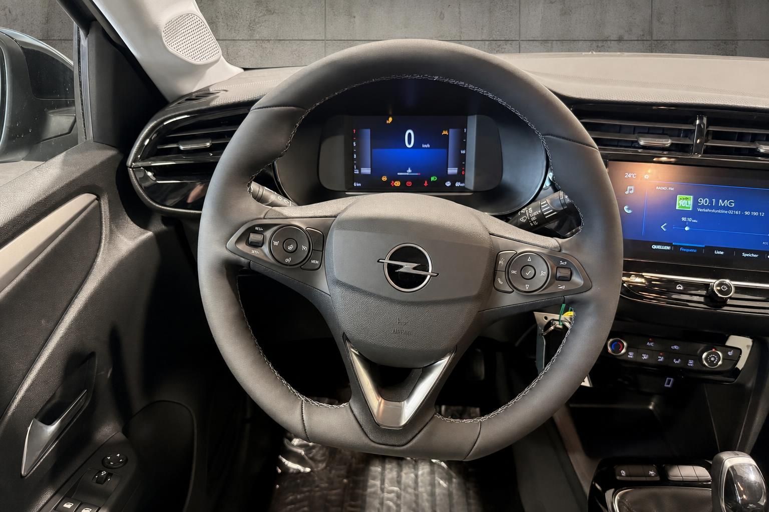 Opel Cockpit mit Lenkrad und digitalem Tacho im Innenraum