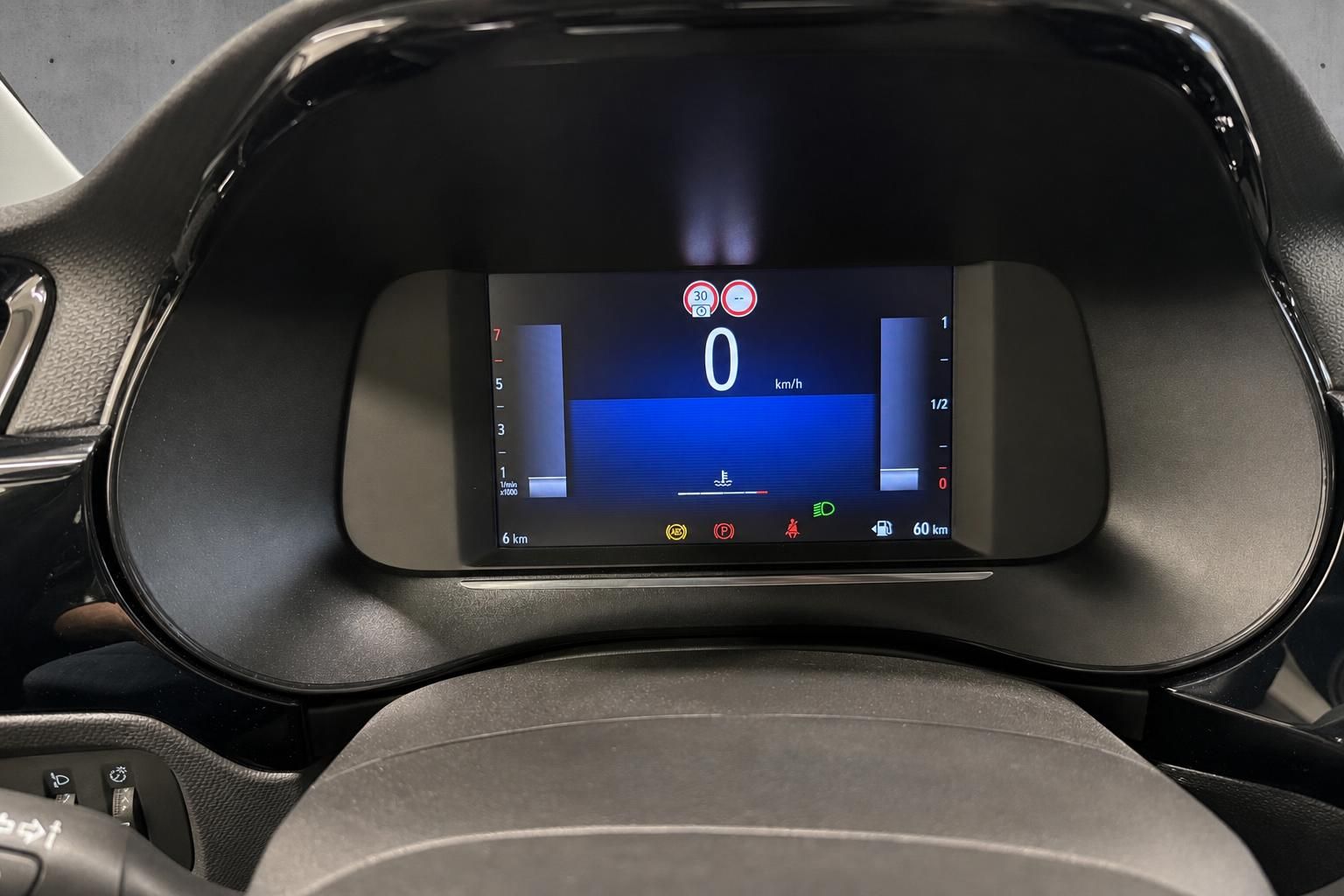 Digitales Kombiinstrument mit Tempoanzeige im Opel Innenraum