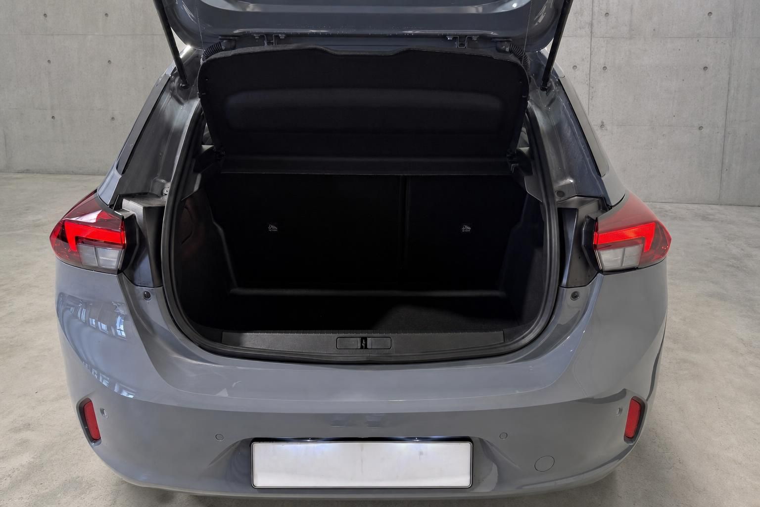 Kofferraum eines grauen Opel mit geöffneter Heckklappe