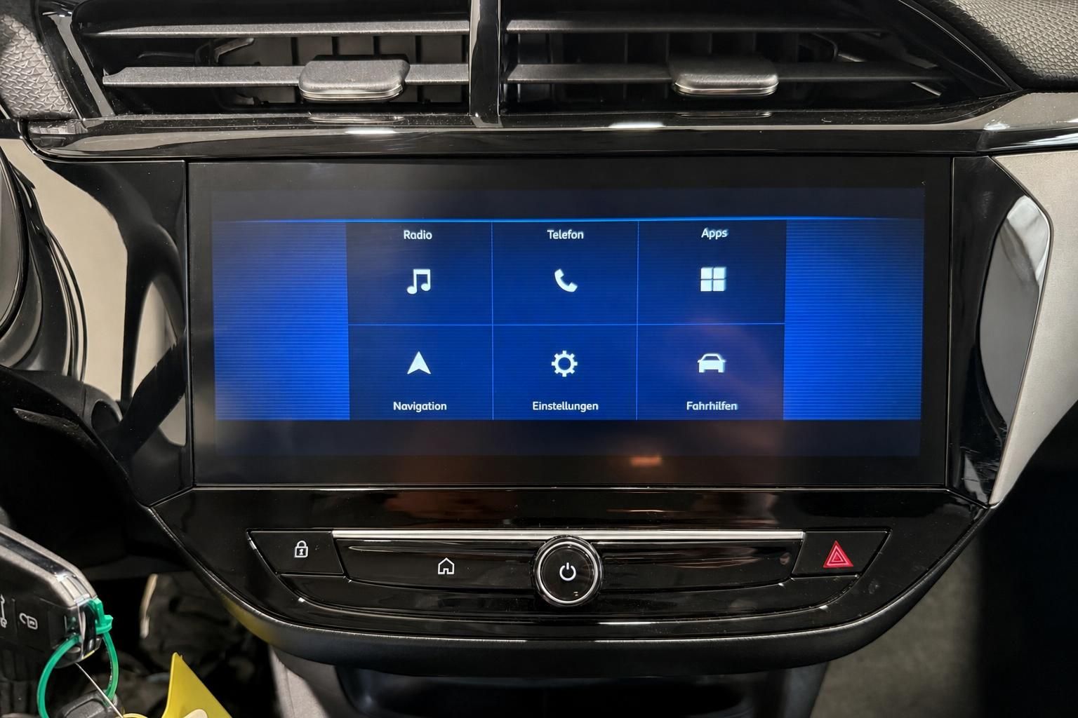 Infotainment-Display mit Navigation und Einstellungen im Opel